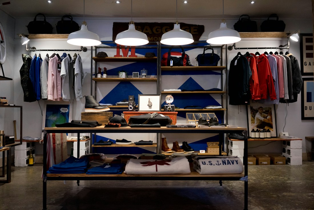 Aménagement d’une boutique de vêtements, photographie de référence