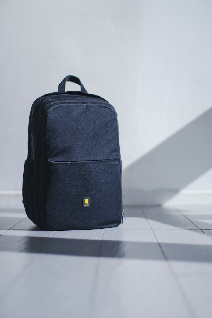 Sac à dos bleu nuit présenté dans une lumière naturelle