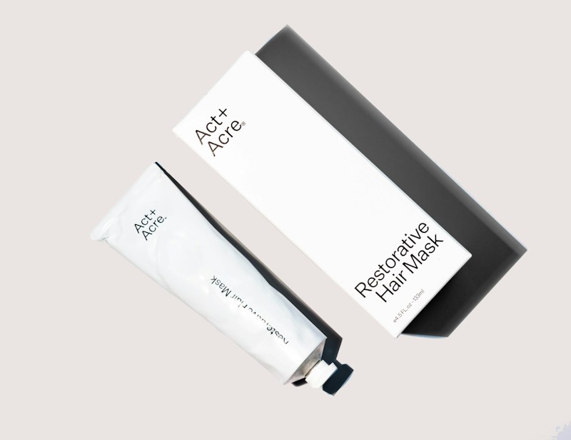 Tube de soin capillaire et emballage sur fond clair