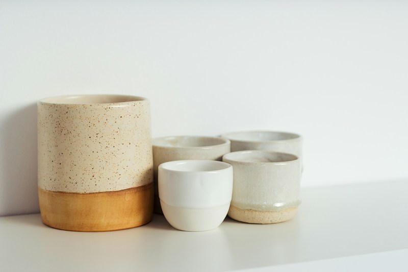 Petites tasses en céramique dans des tons blanc et sable