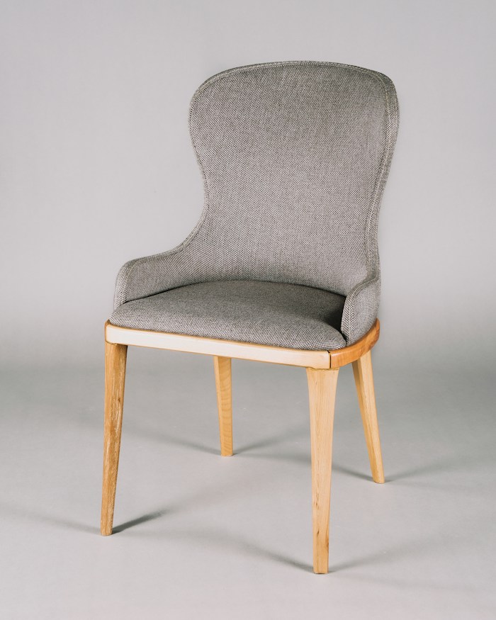 Chaise à pieds en bois clair avec assise grise