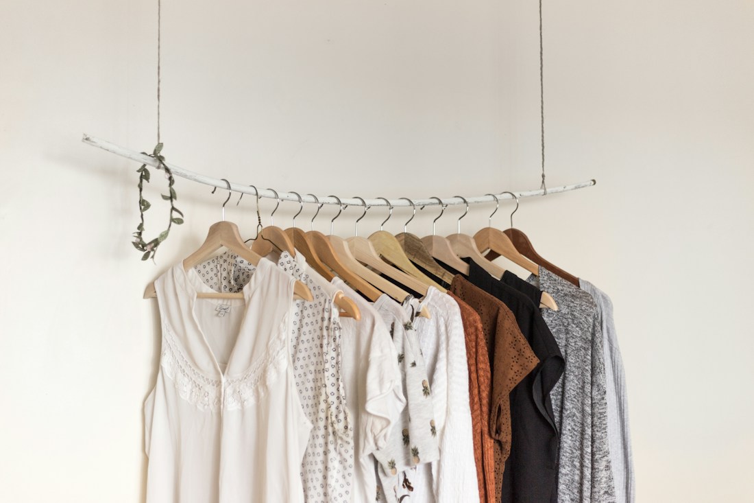 Vêtements aux tons naturels sur un portant