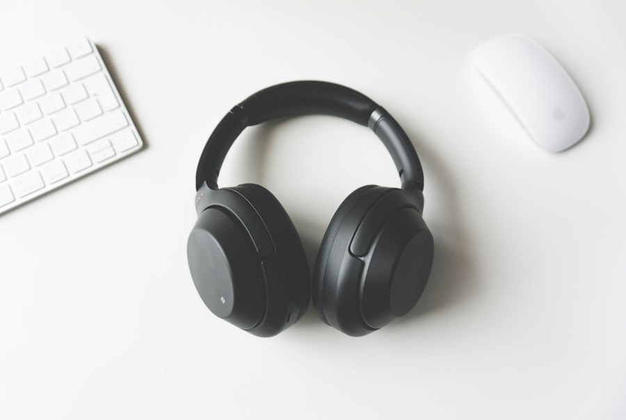 Casque audio noir sur un bureau clair